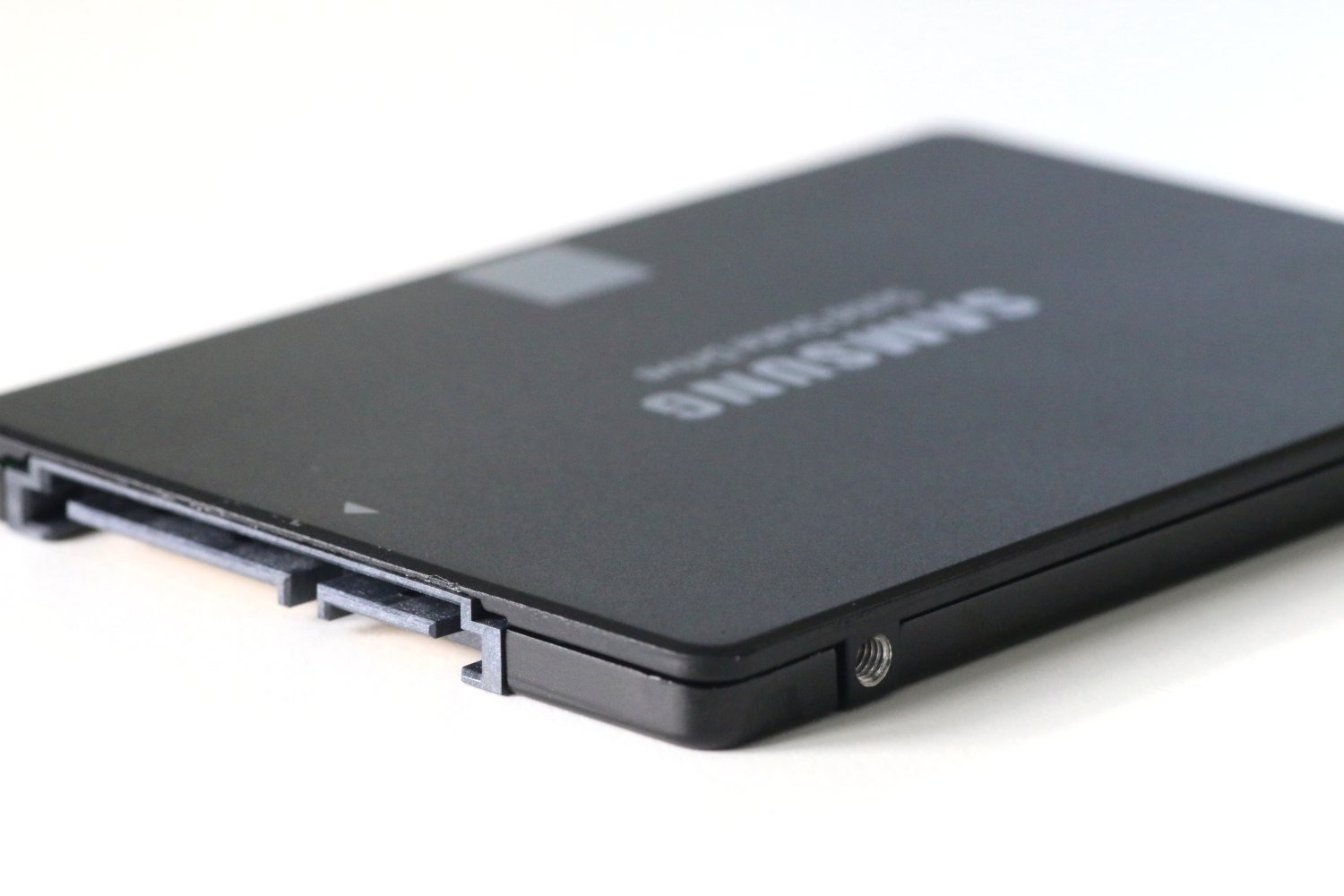 What is the difference between HDD and SSD?